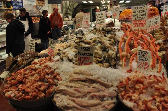 Banca de frutos do mar, no Pike Public Market, em Seattle, estado de Washington, nos Estados Unidos